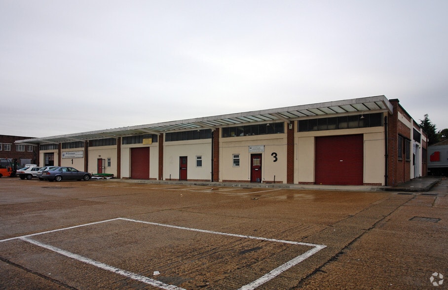 Lyon Rd, Romford to rent - Building Photo - Image 2 of 7