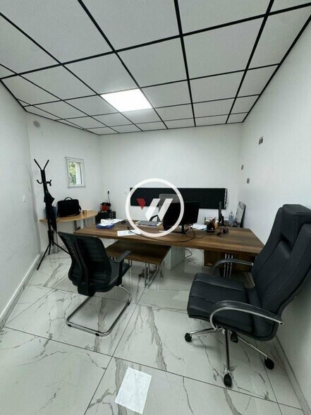 Industrial in Bondy to rent - Building Photo - Image 1 of 5