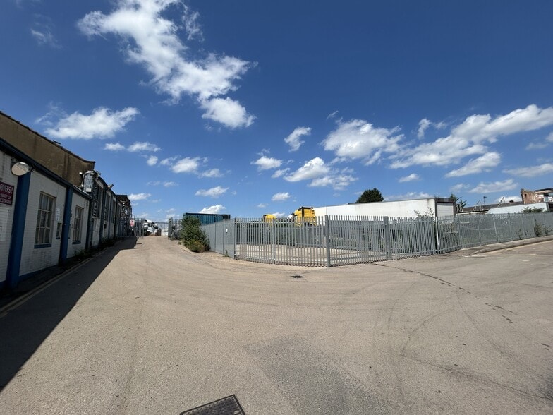 Leagrave Rd, Luton to rent - Building Photo - Image 3 of 4