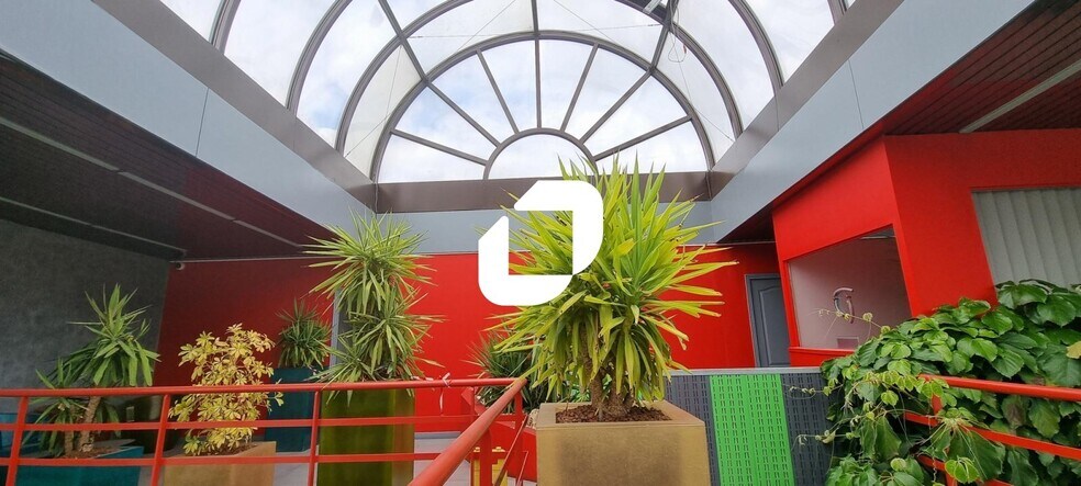 Light Industrial in Montreuil to rent - Interior Photo - Image 2 of 9