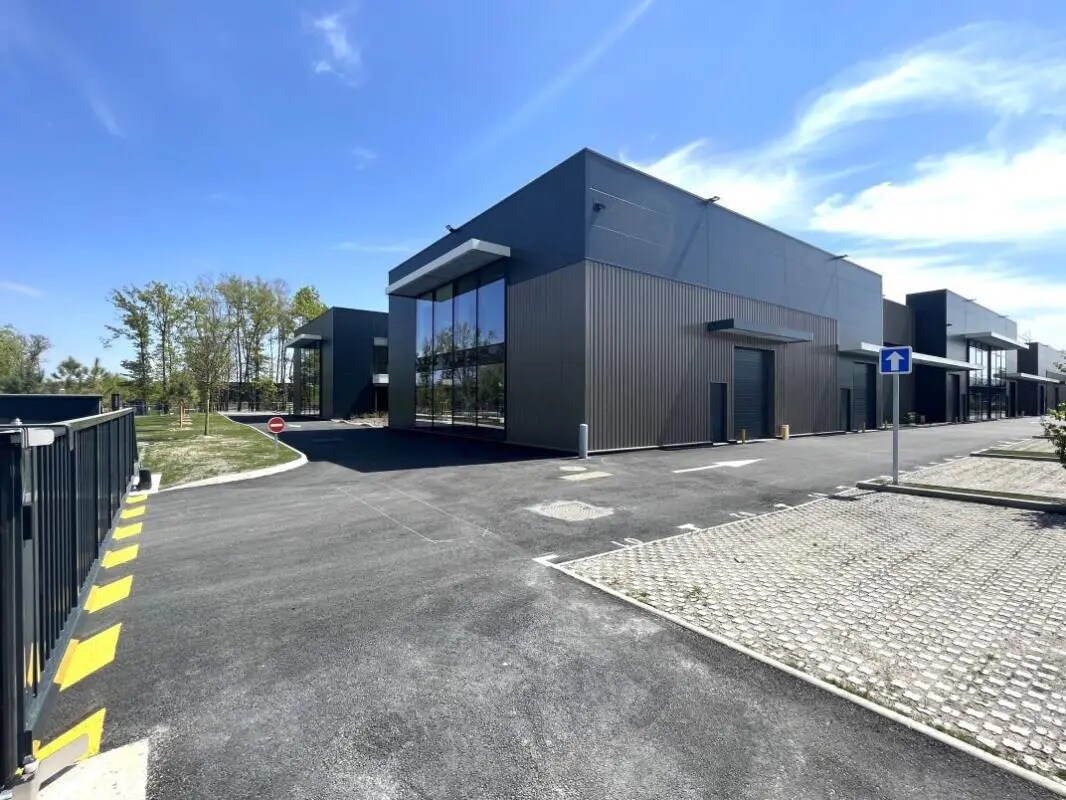 Light Industrial in Mérignac to rent Building Photo- Image 1 of 12