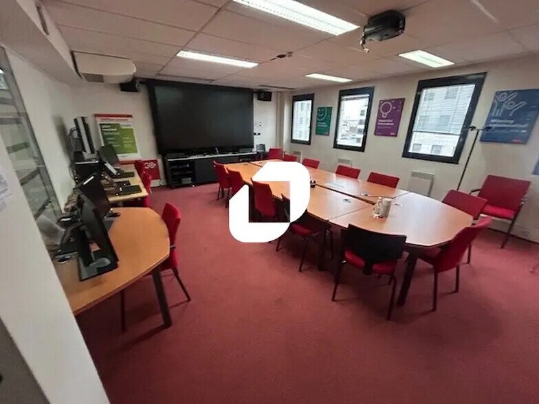 Office in Nanterre to rent - Building Photo - Image 3 of 8