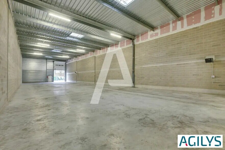 Industrial in Lisses to rent - Interior Photo - Image 1 of 8