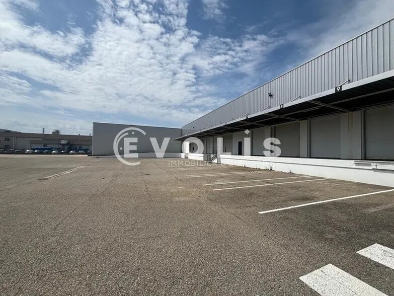 19 Avenue De Montmartin, Corbas to rent - Building Photo - Image 2 of 18
