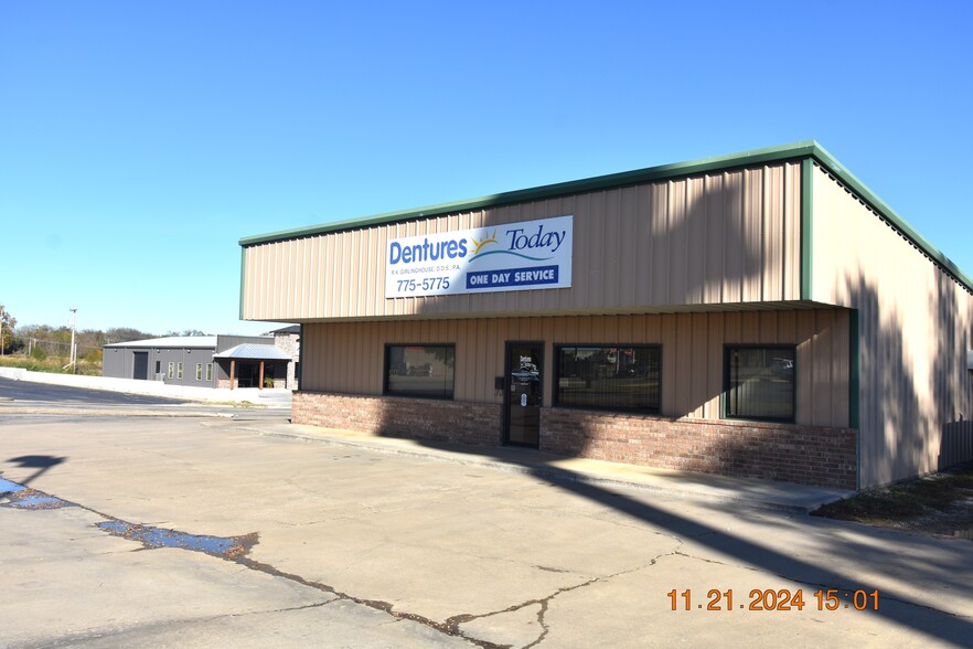 1290 Mentzer Ave, Sallisaw, OK for sale - Primary Photo - Image 1 of 26