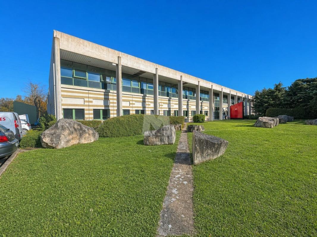 Office in Lisses to rent Building Photo- Image 1 of 12