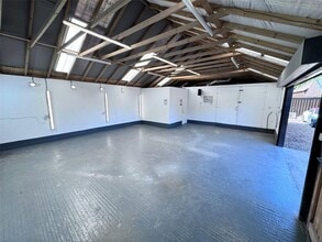 Lower Rd, Hockley to rent Interior Photo- Image 1 of 6