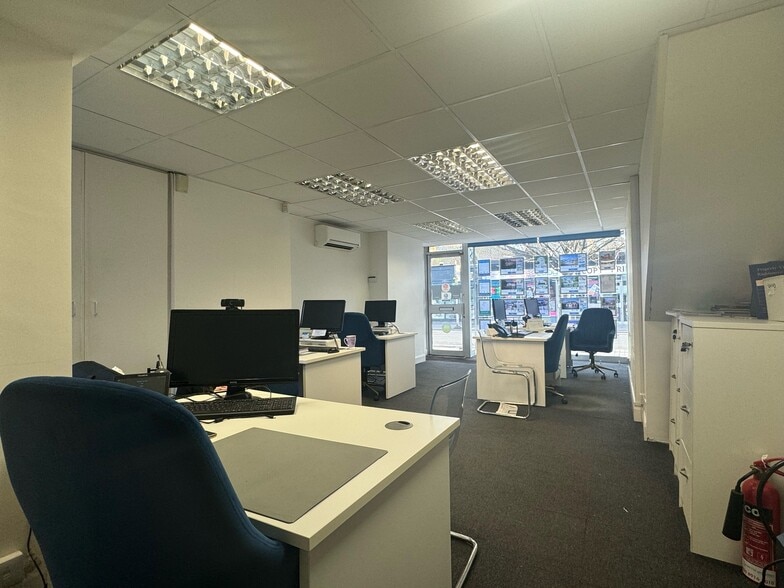 26-26A Chipstead Valley Rdg, Coulsdon to rent - Interior Photo - Image 2 of 2