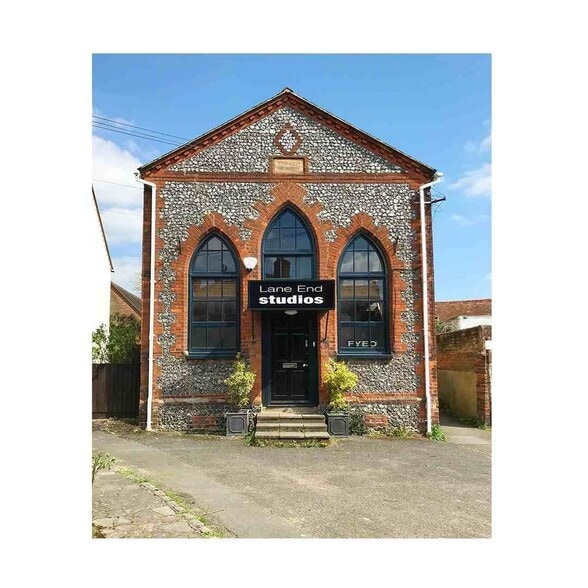 High St, Lane End to rent - Building Photo - Image 1 of 4