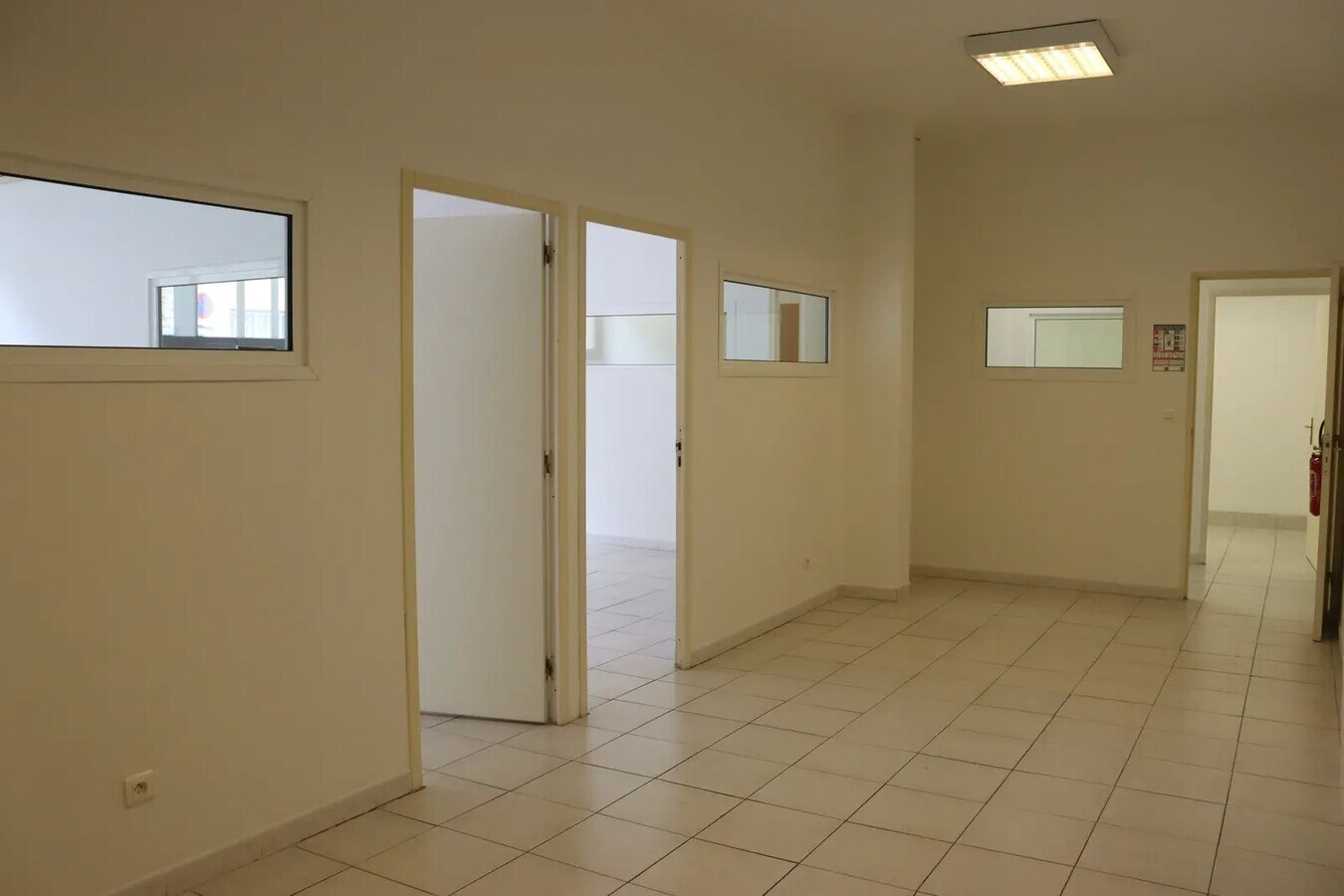 Salon-de-Provence, BDR 13300 - - - Interior Photo - Image 2 of 4