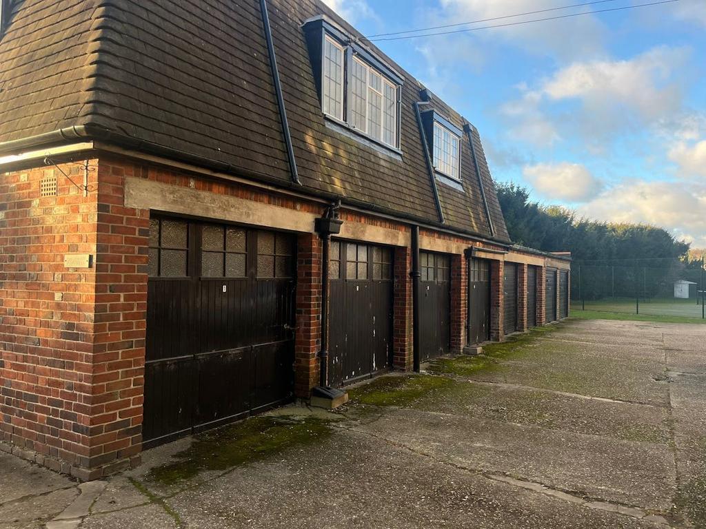 Green Tiles Ln, Uxbridge to rent Building Photo- Image 1 of 3