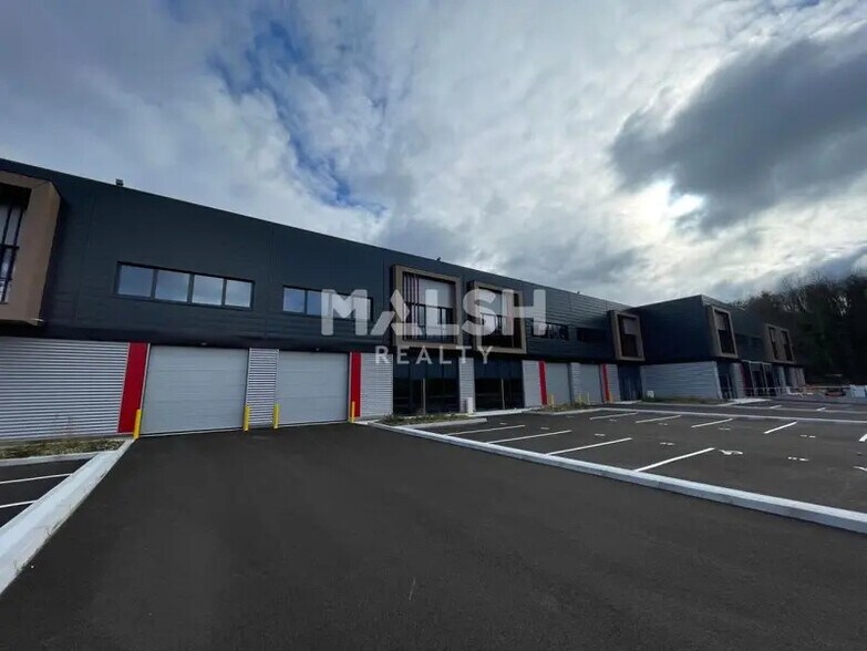 Light Industrial in Saint-Laurent-de-Mure to rent - Building Photo - Image 1 of 6
