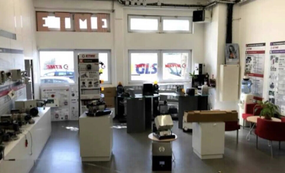 Light Industrial in Vitry-sur-Seine to rent - Interior Photo - Image 1 of 3