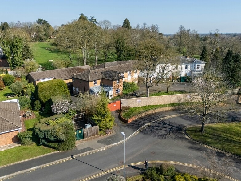 2 Cedar Close, Stratford Upon Avon for sale - Building Photo - Image 2 of 9