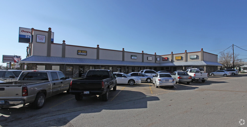 1200 W Henderson St, Cleburne, TX for rent - Building Photo - Image 3 of 11