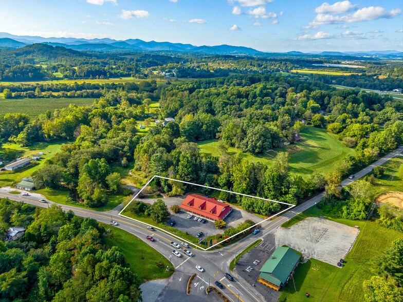 271 Old Barn Rd, Hendersonville, NC for sale - Building Photo - Image 1 of 38