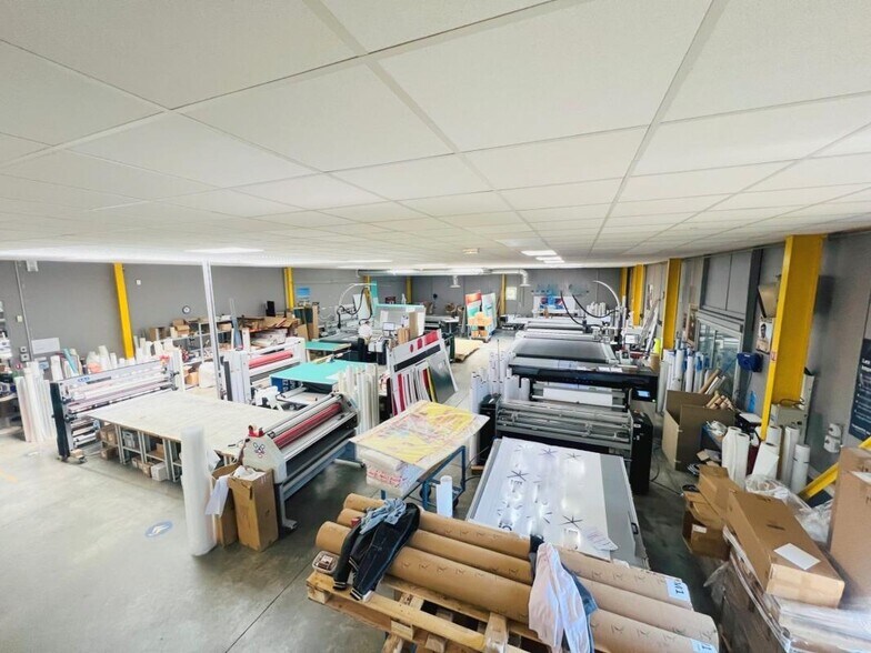 Light Industrial in Élancourt to rent - Interior Photo - Image 2 of 10