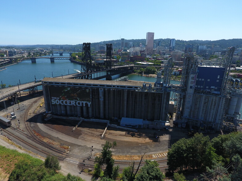 900 N Thunderbird Way, Portland, OR for sale - Building Photo - Image 3 of 17