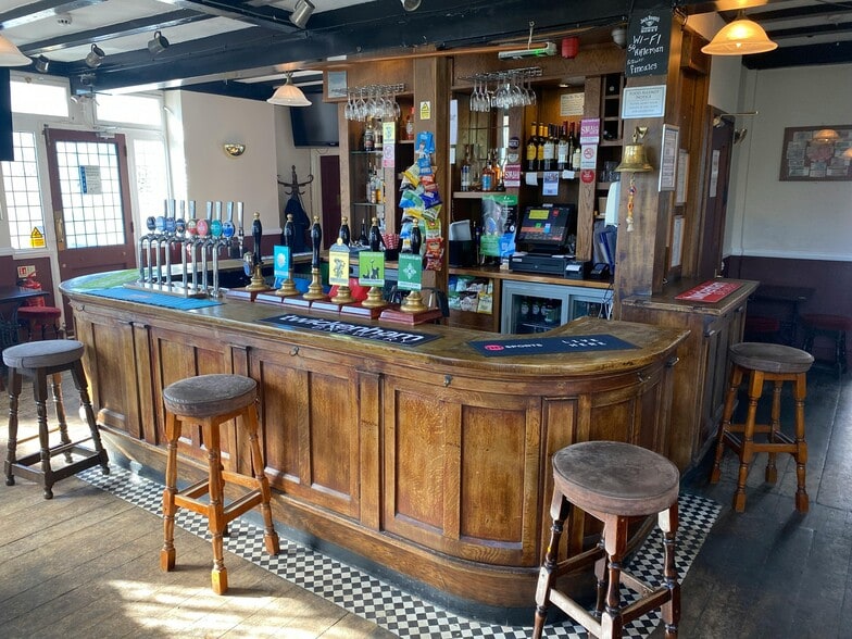 7 Fourth Cross Rd, Twickenham to rent - Building Photo - Image 3 of 14