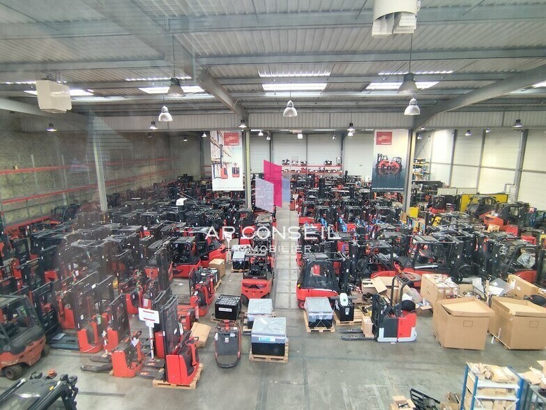 Industrial in Trappes to rent - Building Photo - Image 2 of 6