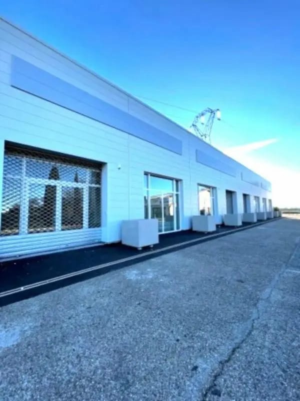 Location Commerce 179 m² à 574 m² - Photo 1
