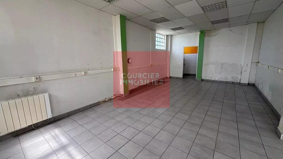 29 Rue De Rodon, Le Mesnil-Saint-Denis for sale - Interior Photo - Image 2 of 21