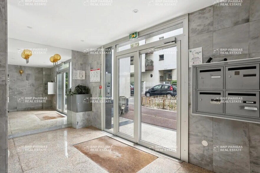 8 Rue Edouard Naud, Issy-les-Moulineaux to rent - Lobby - Image 3 of 25
