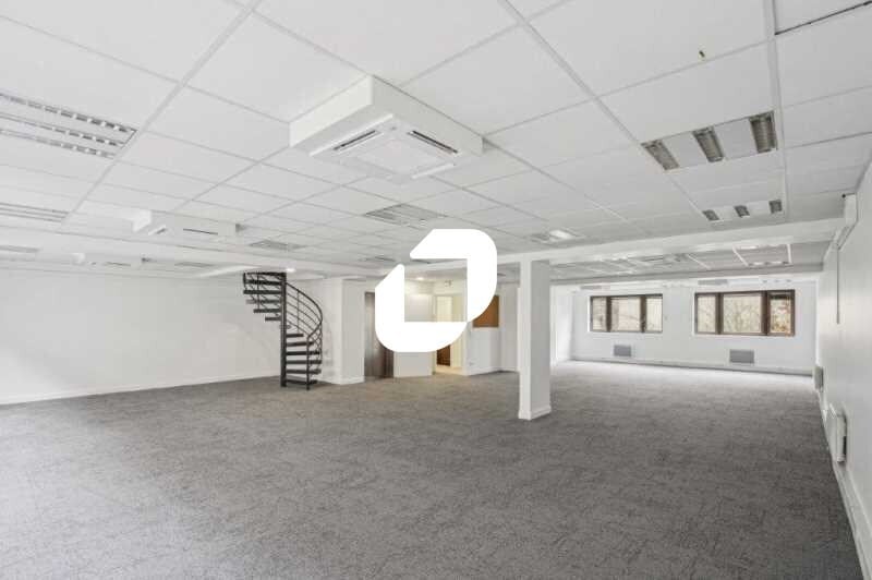 17 Rue D'Orleans, Neuilly-sur-Seine to rent - Interior Photo - Image 3 of 9