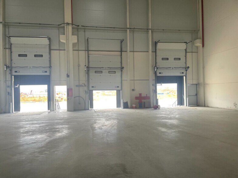 Industrial in SEVILLA to rent - Building Photo - Image 3 of 11