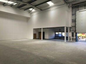 Caxton Way, Watford to rent Interior Photo- Image 1 of 5