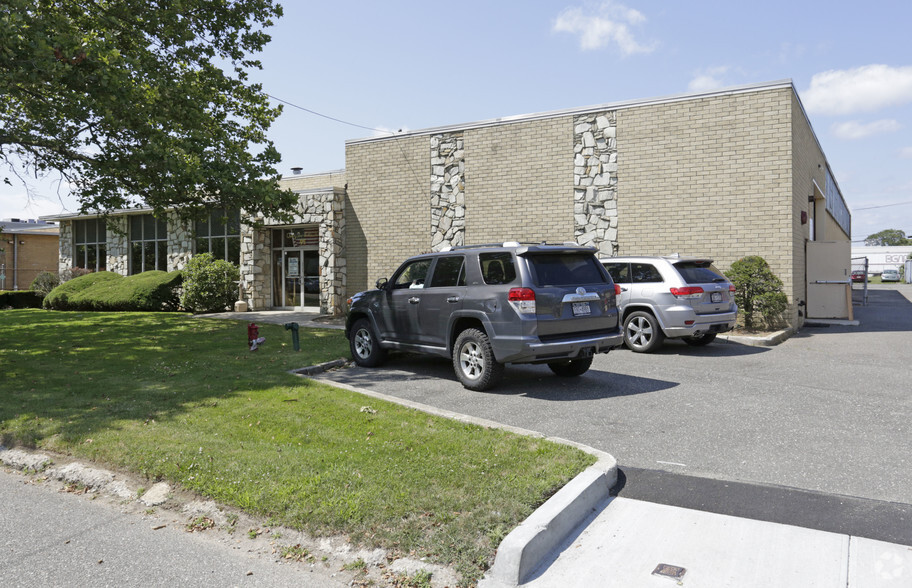 95 Schmitt Blvd, Farmingdale, NY for sale - Building Photo - Image 2 of 4