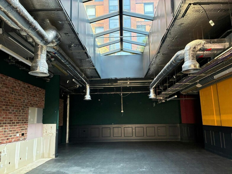 Blackburn Rd, London to rent - Building Photo - Image 3 of 9