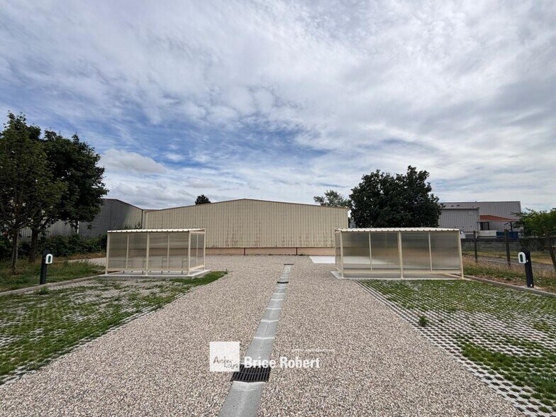 21 Rue Lavoisier, Chassieu to rent - Building Photo - Image 3 of 8
