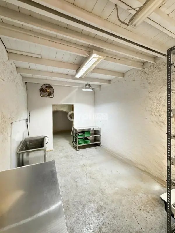 Retail in Marseille to rent Interior Photo- Image 1 of 6