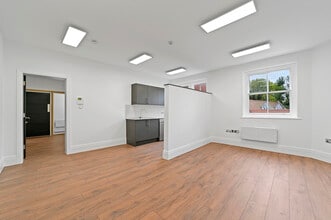 94 Kensington High St, London to rent Interior Photo- Image 2 of 19