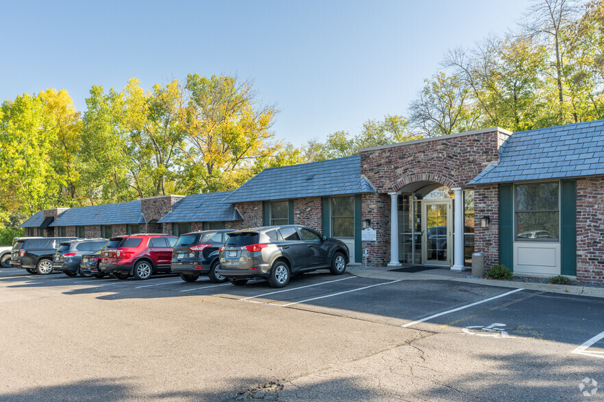 15600 Wayzata Blvd, Wayzata, MN for rent - Building Photo - Image 3 of 7