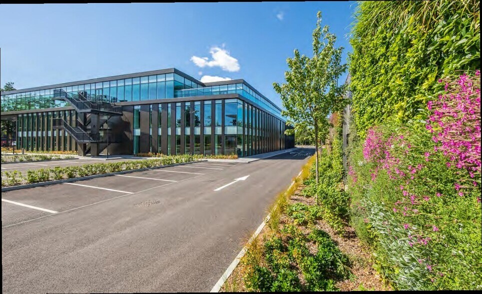 Roxborough Way, Maidenhead to rent - Building Photo - Image 3 of 12