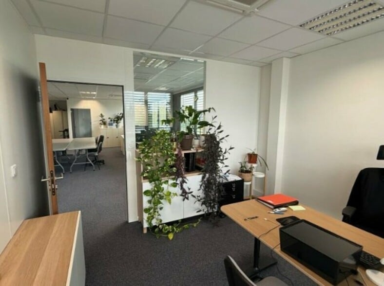 Office in Vaulx-en-Velin to rent - Interior Photo - Image 3 of 10