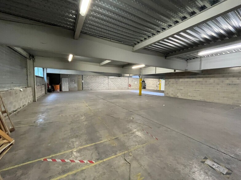 Rue Du Dirigeable, Aubagne to rent - Interior Photo - Image 2 of 8