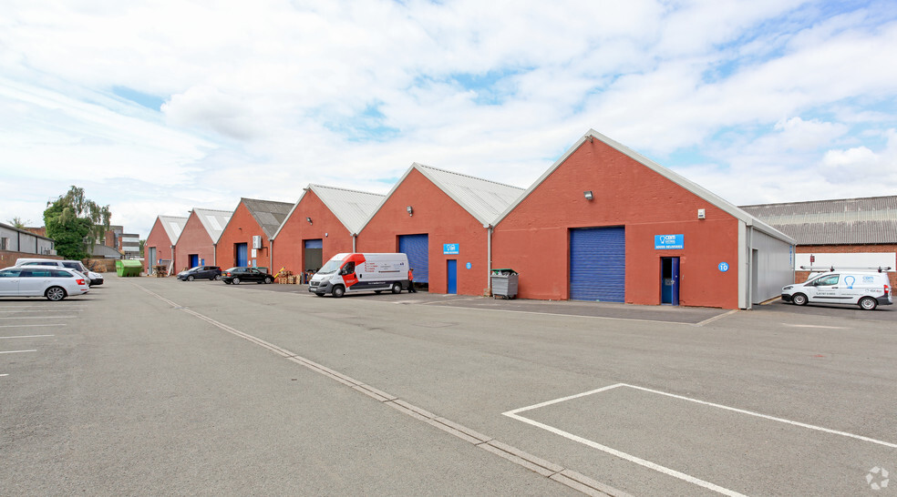 Tewin Rd, Welwyn Garden City to rent - Building Photo - Image 2 of 4