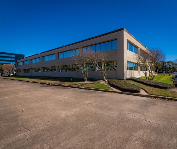 2222 Bay Area Blvd, Houston, TX for rent - Building Photo - Image 3 of 9