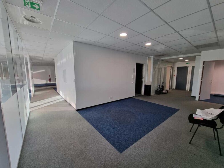 297 Avenue Du Mistral, La Ciotat to rent - Interior Photo - Image 3 of 15
