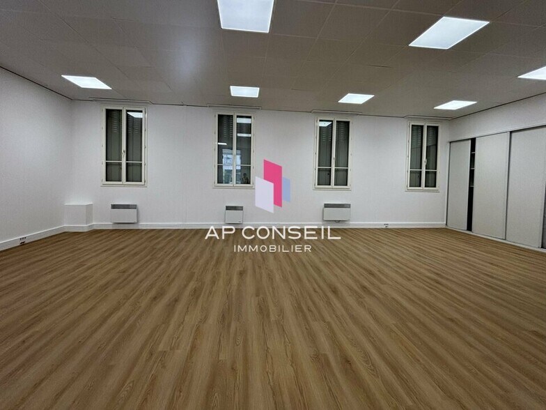 Office in Versailles to rent - Interior Photo - Image 2 of 10