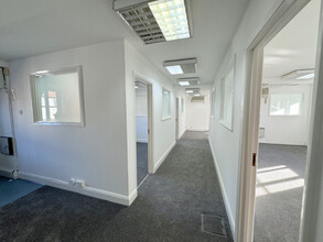 High St, Seal for rent Interior Photo- Image 1 of 2