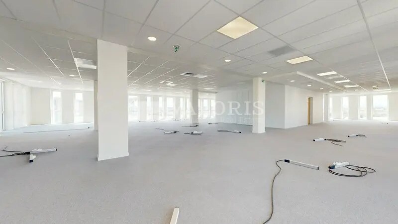 8 A Avenue Simone Veil, Décines-Charpieu to rent - Building Photo - Image 3 of 14