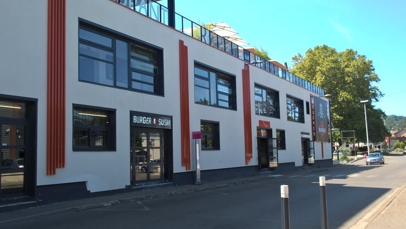 Retail in Bourgoin-Jallieu to rent - Building Photo - Image 3 of 8