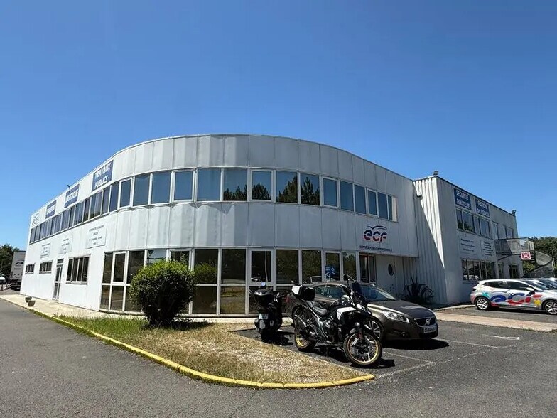 Light Industrial in Mérignac to rent - Building Photo - Image 1 of 4
