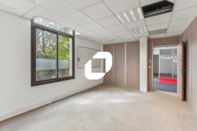 Office in Courbevoie to rent - Building Photo - Image 3 of 16