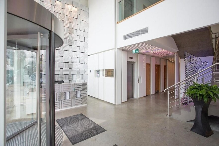 Chiltern Hl, Gerrards Cross to rent - Building Photo - Image 3 of 10