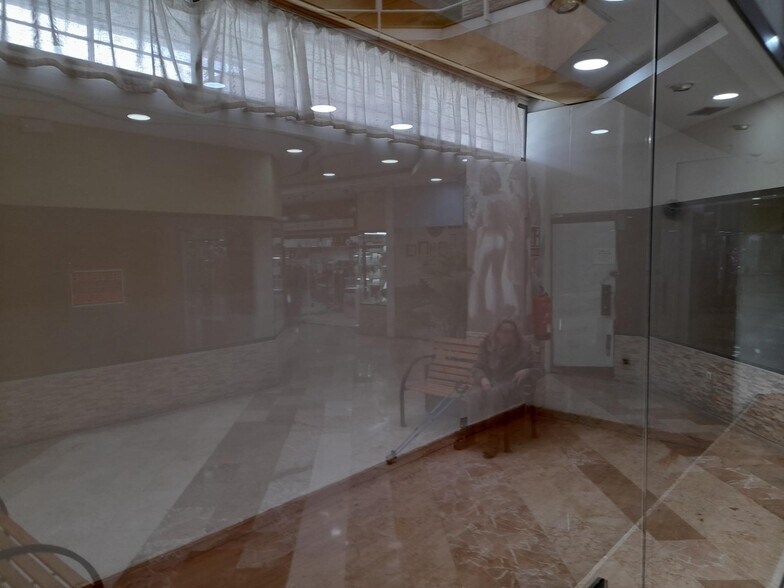 Retail in Cáceres, Cáceres to rent - Building Photo - Image 2 of 4